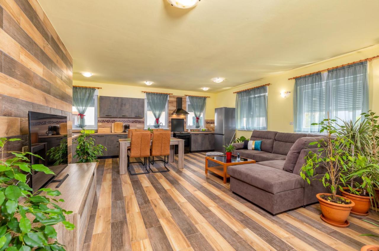 Apartmani Monte Pula Bagian luar foto