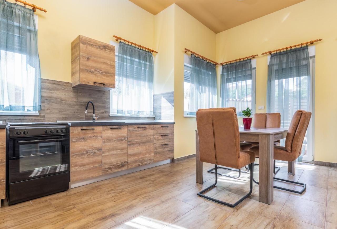 Apartmani Monte Pula Bagian luar foto