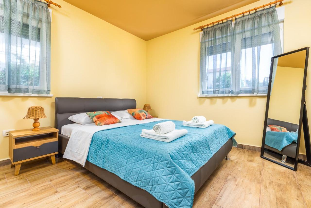 Apartmani Monte Pula Bagian luar foto