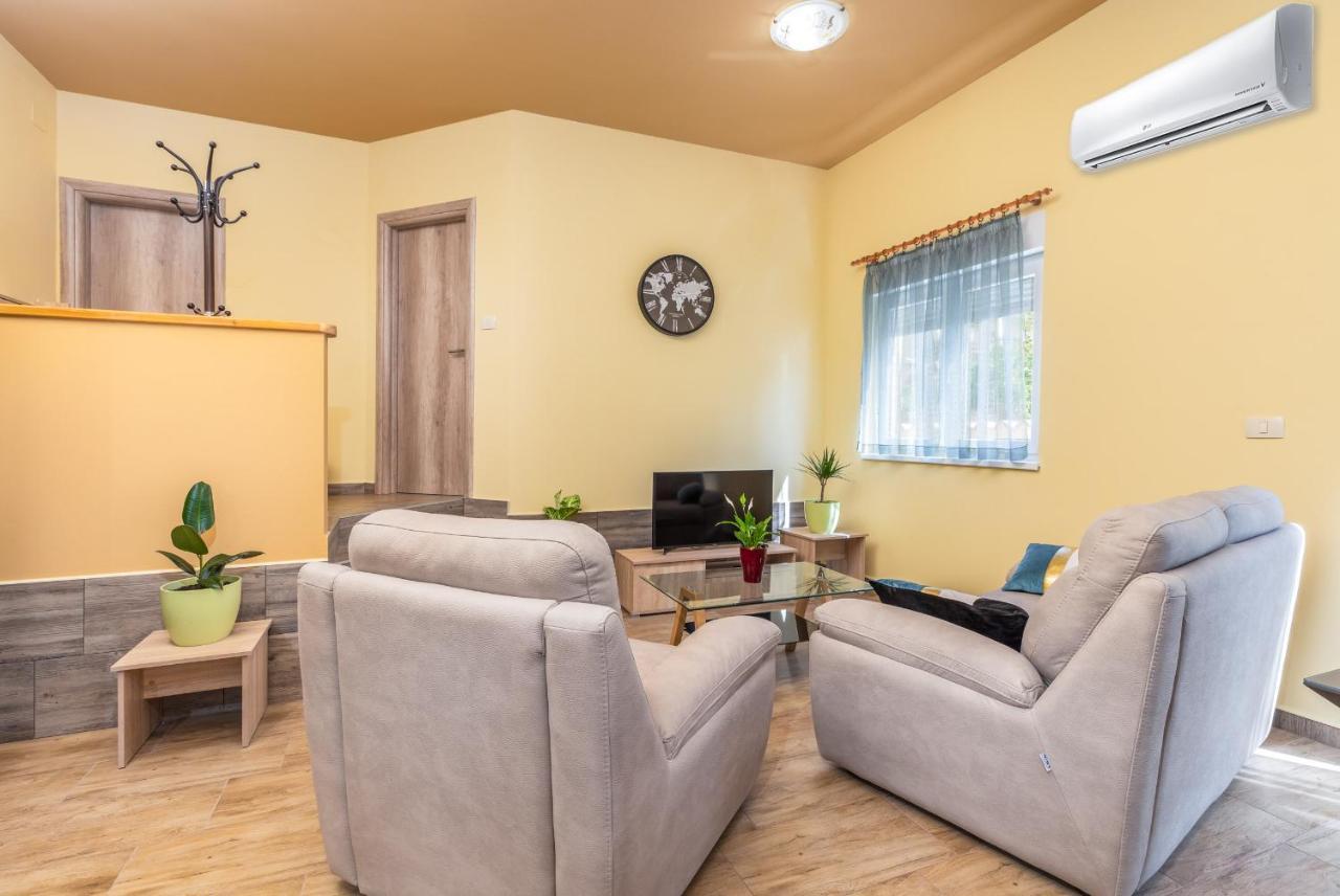 Apartmani Monte Pula Bagian luar foto