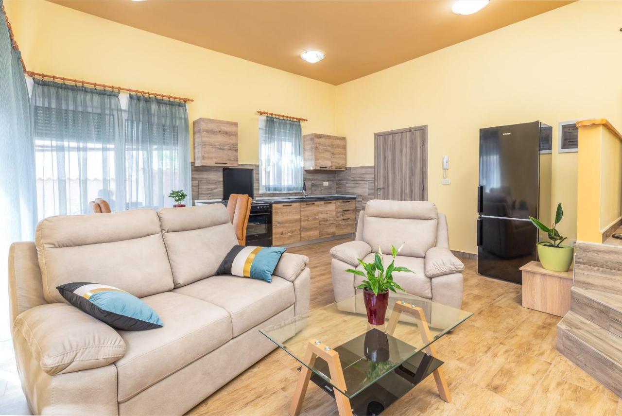 Apartmani Monte Pula Bagian luar foto