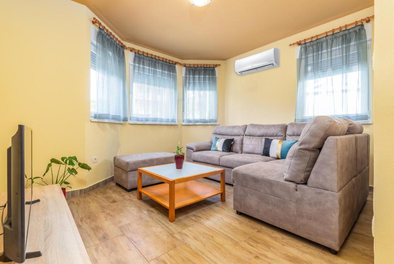 Apartmani Monte Pula Bagian luar foto