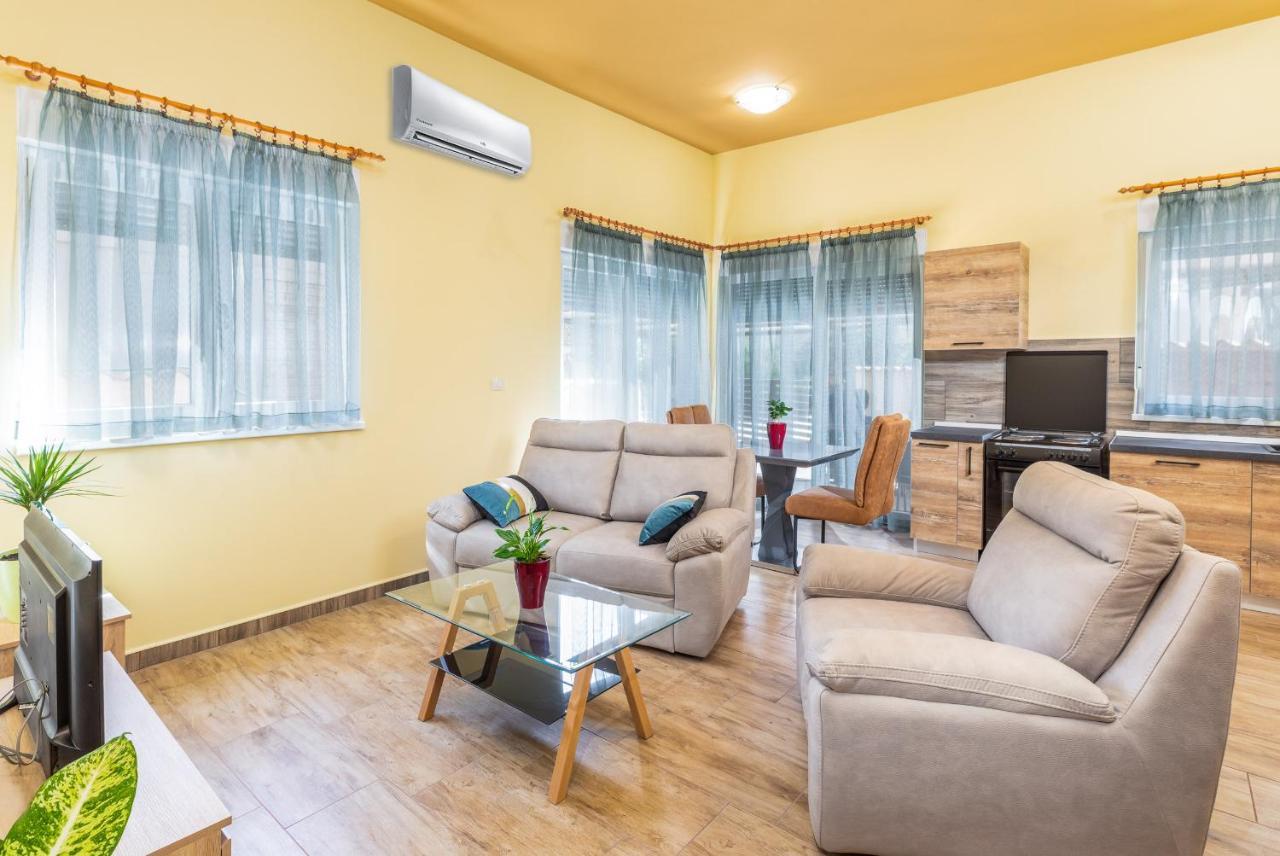 Apartmani Monte Pula Bagian luar foto